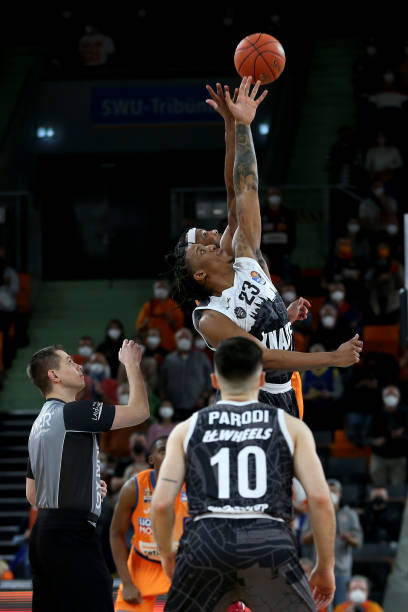 艾弗森和托马斯哪个篮球地位更牛？