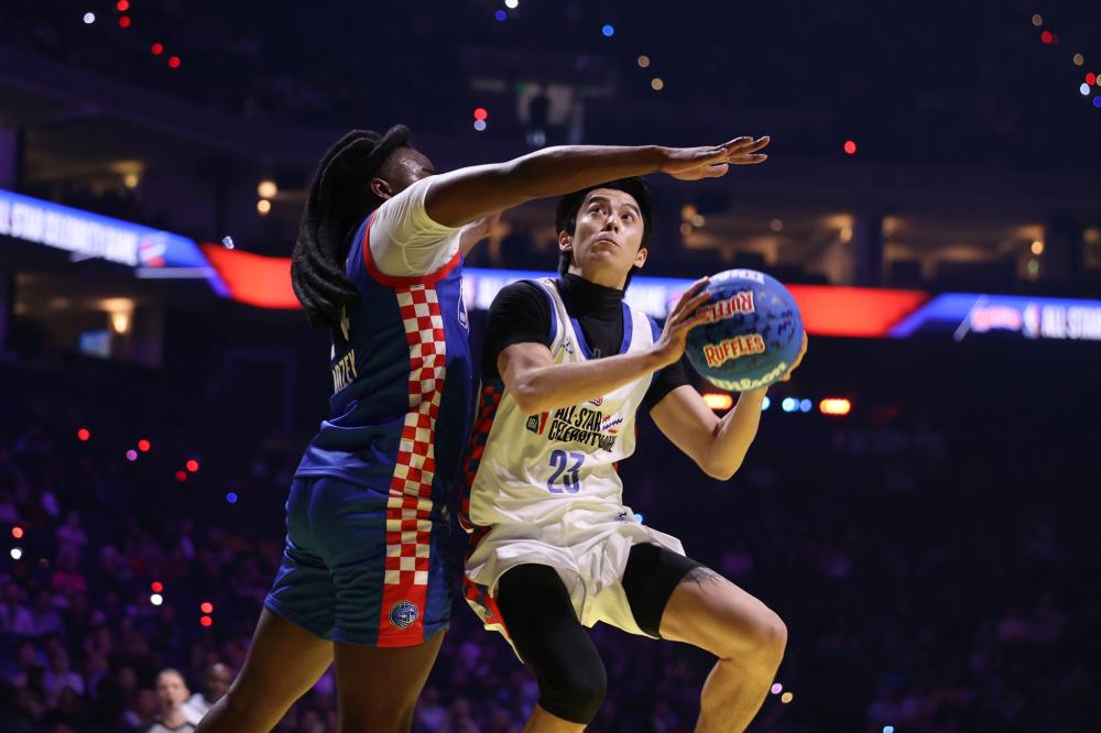 艾弗森和托马斯哪个篮球地位更牛？